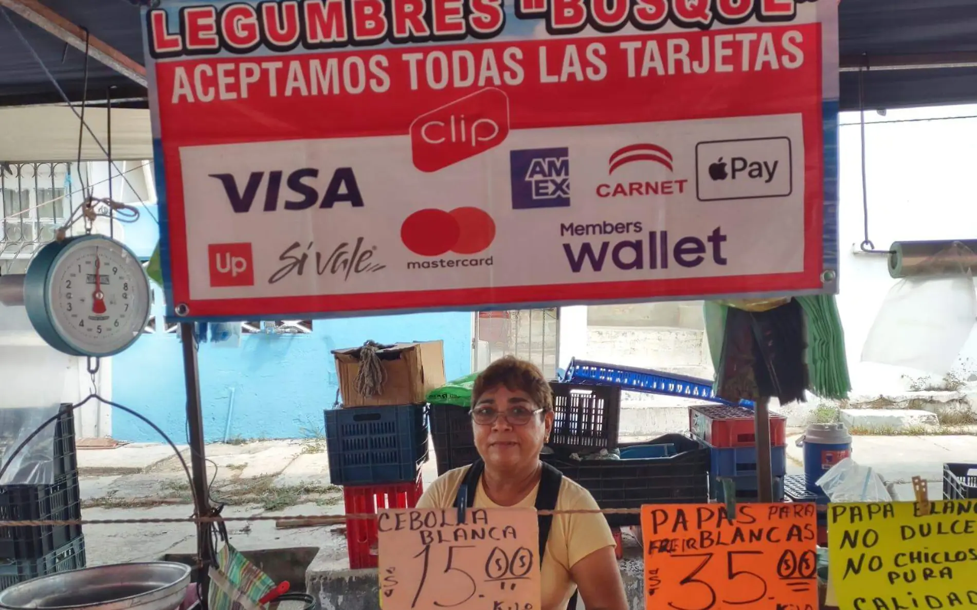 Comerciante en rodante ofrece a clientes pagar con tarjeta de crédito o transferencias bancarias 